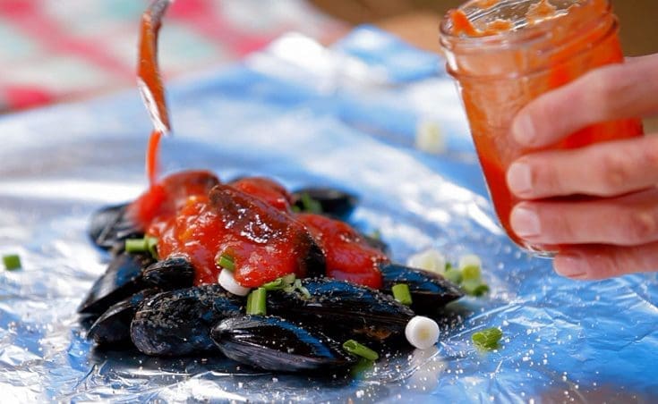Moules marinara en baluchon sur le BBQ