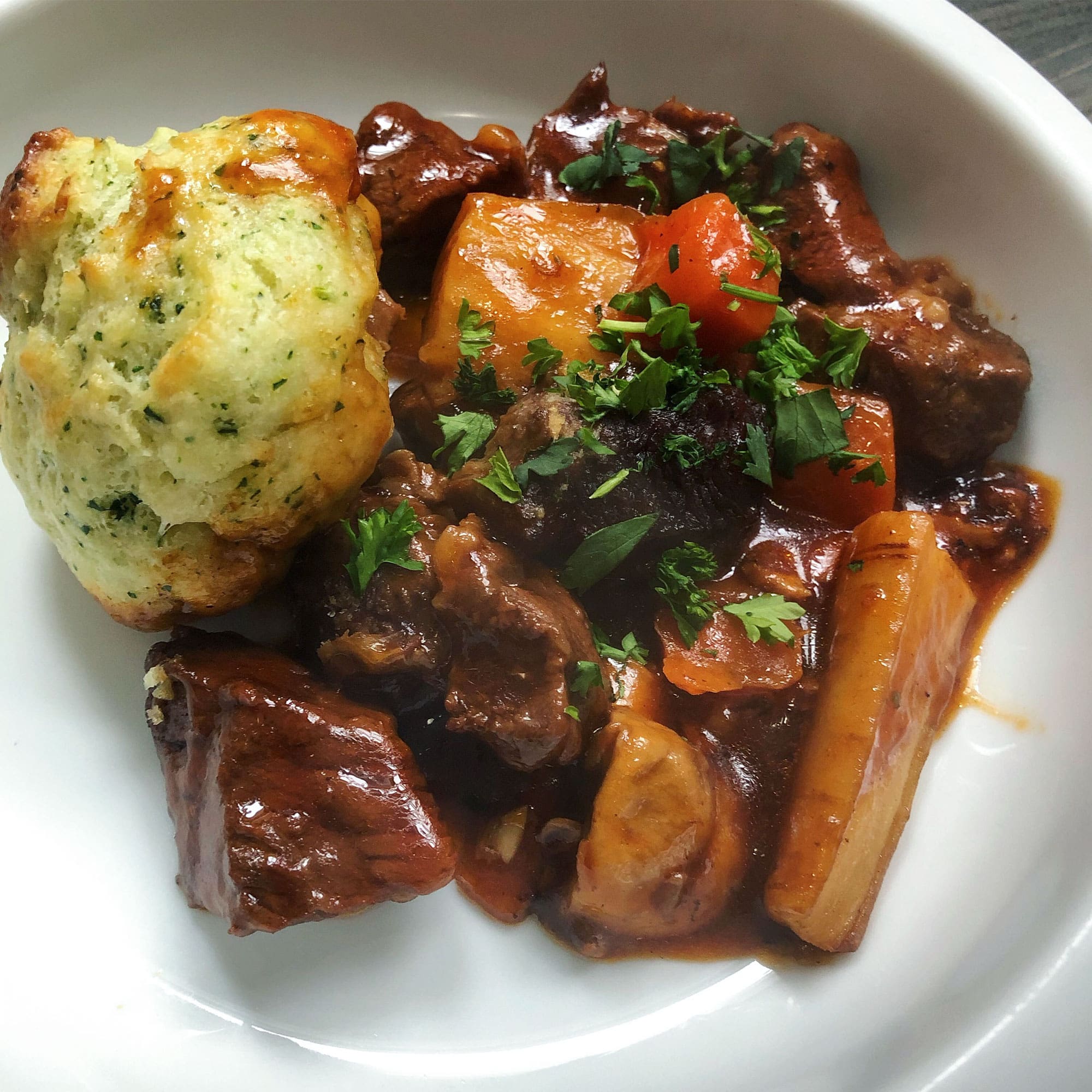 Ragoût cajun de boeuf avec biscuits à la coriandre
