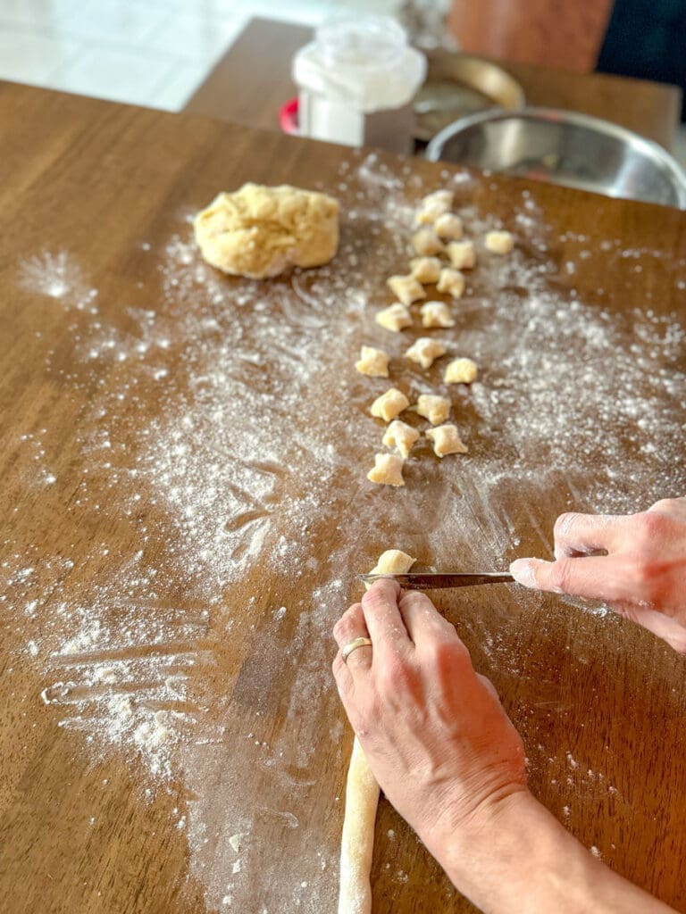 Préparation des gnocchis - Couper le saucisson de pâte à intervalle d'environ 1 cm