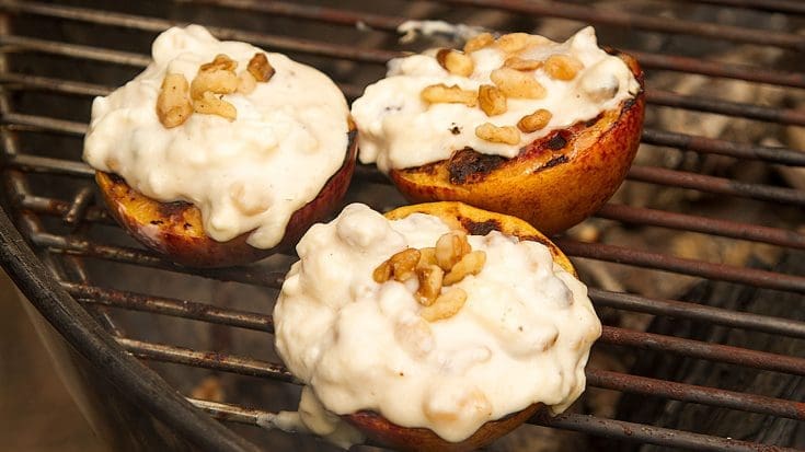 Pêches farcies au ricotta sur le BBQ