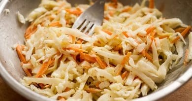 Salade de chou (coleslaw) mi-crémeuse mi-traditionnelle