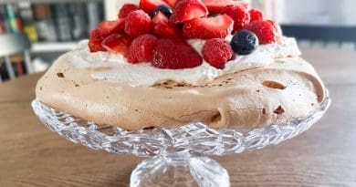 Pavlova aux baies de saison