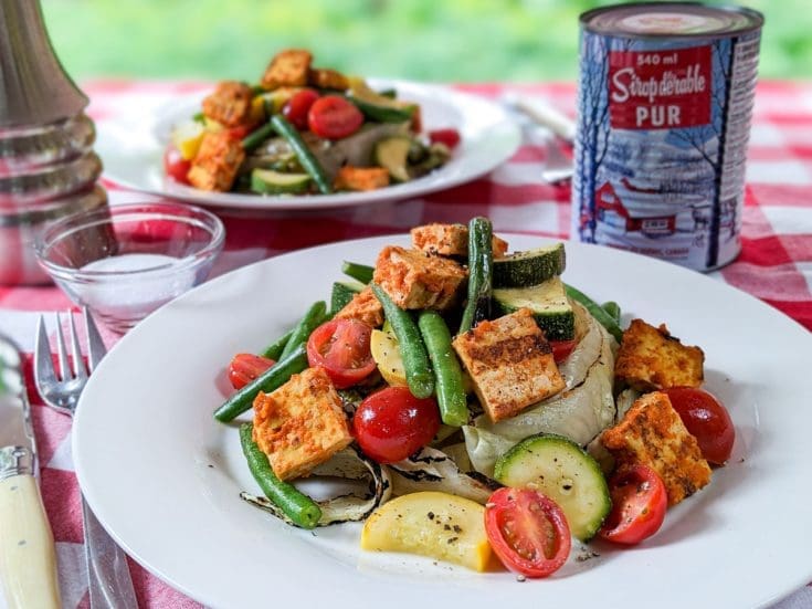 Salade de laitue grillée, tofu Buffalo épicé et légumes de saison marinés à l’érable