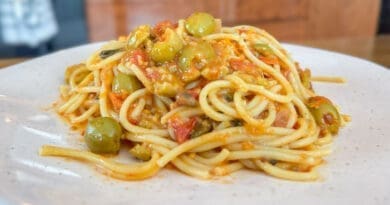 Voici ma recette de pâtes Puttanesca, un plat qui, selon la légende, a régalé les travailleurs et les visiteurs des bordels italiens d’époque. Simple, économique et prête en 30 minutes. Parfait pour un repas rapide et savoureux !audacieuses !
